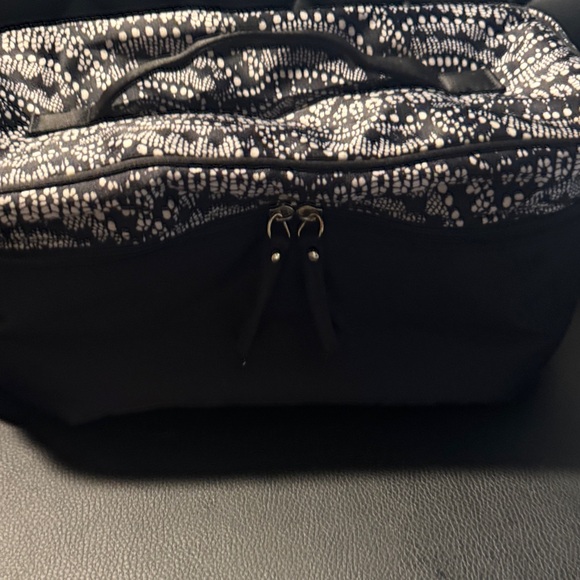 Elegant Victoria’s Secret Black and White Women's Travel Bag. - Picture 1 of 2